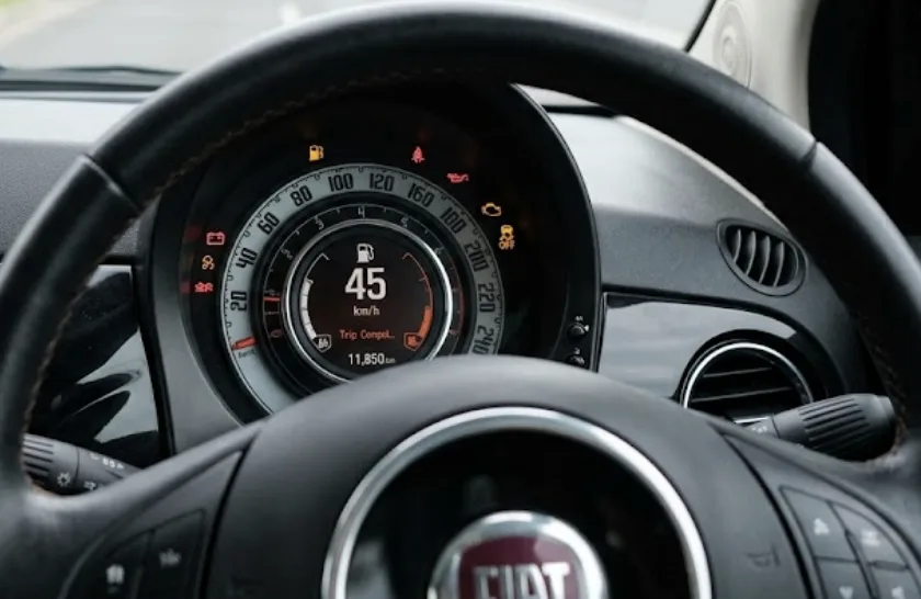 Voyant ESC allumé sur Fiat 500 : causes et solutions
